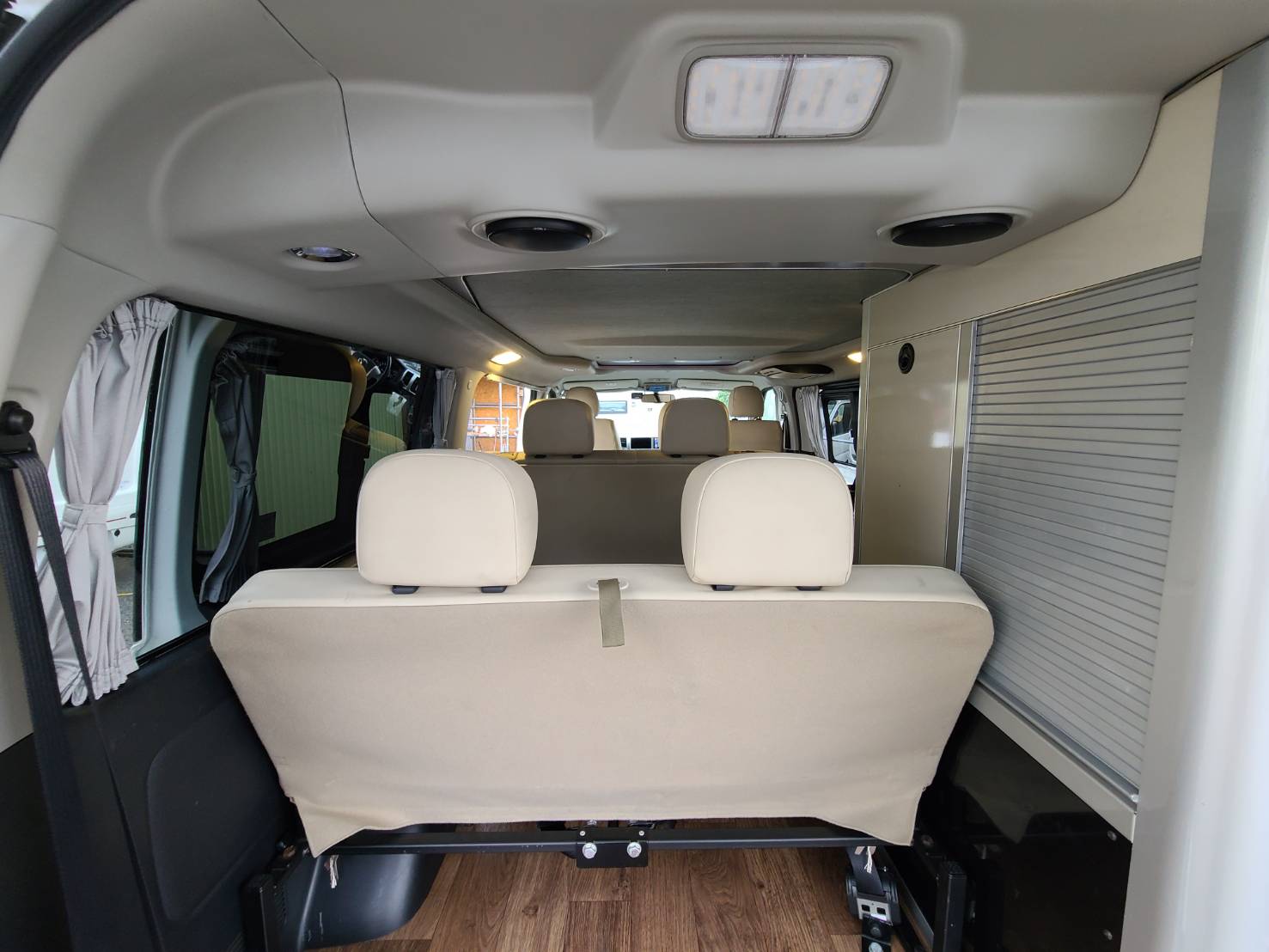 プレシャス ホワイトハウス ハイエースキャンパー 電動開閉式ポップアップ バンコン23