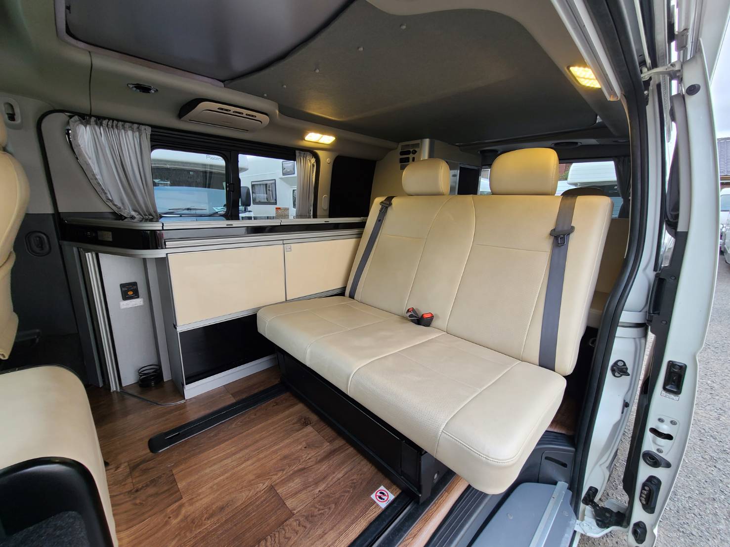 プレシャス ホワイトハウス ハイエースキャンパー 電動開閉式ポップアップ バンコン22