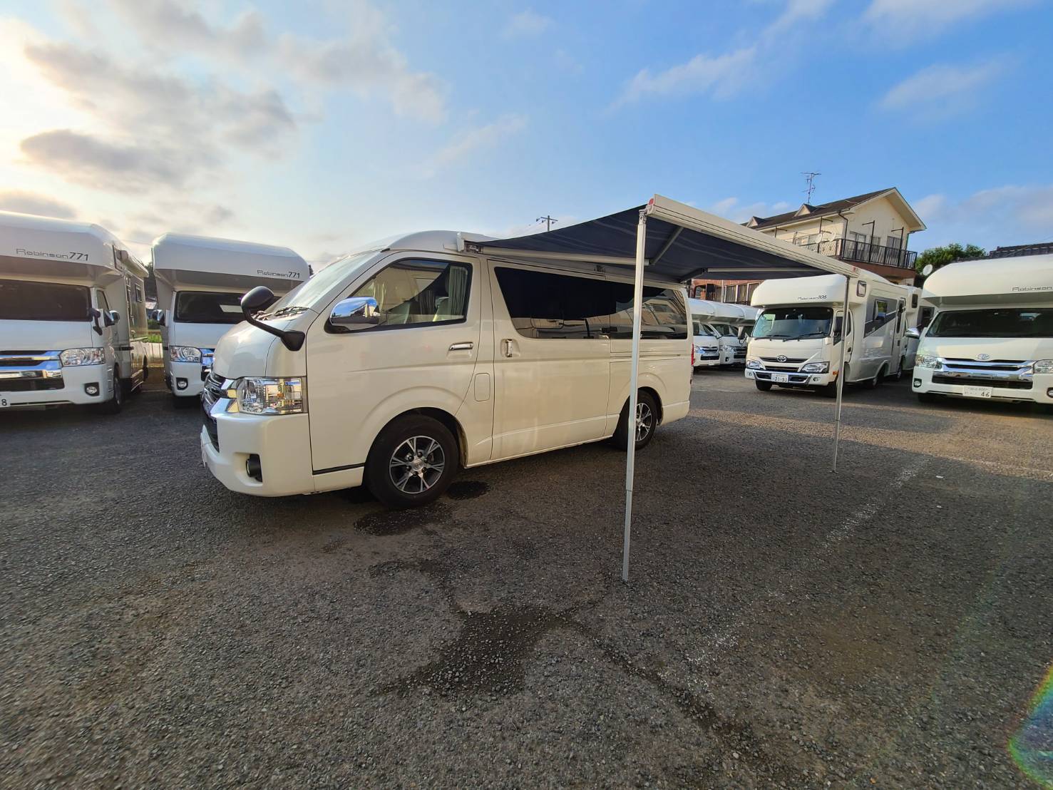 プレシャス ホワイトハウス ハイエースキャンパー 電動開閉式ポップアップ バンコン46