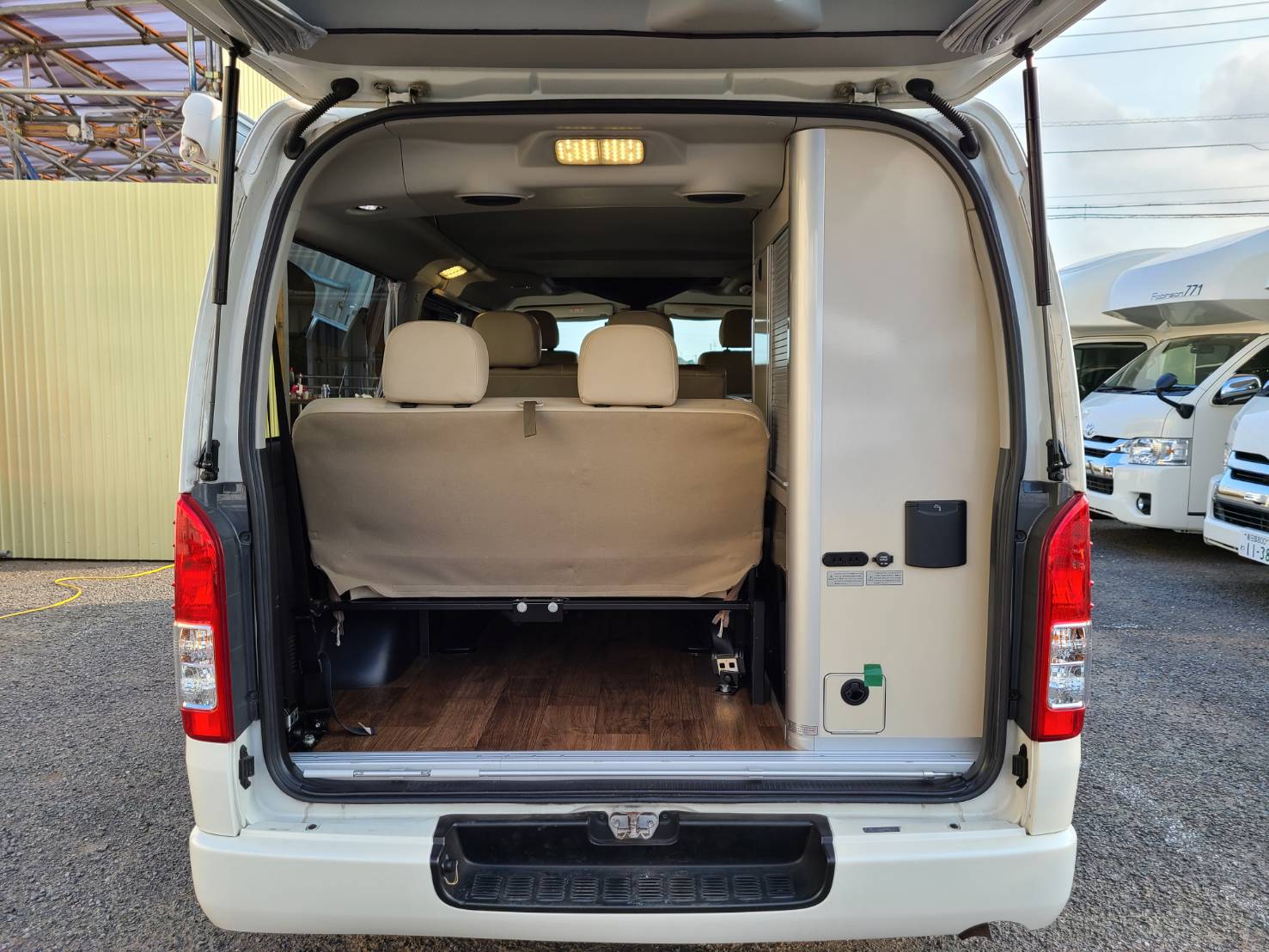 プレシャス ホワイトハウス ハイエースキャンパー 電動開閉式ポップアップ バンコン41