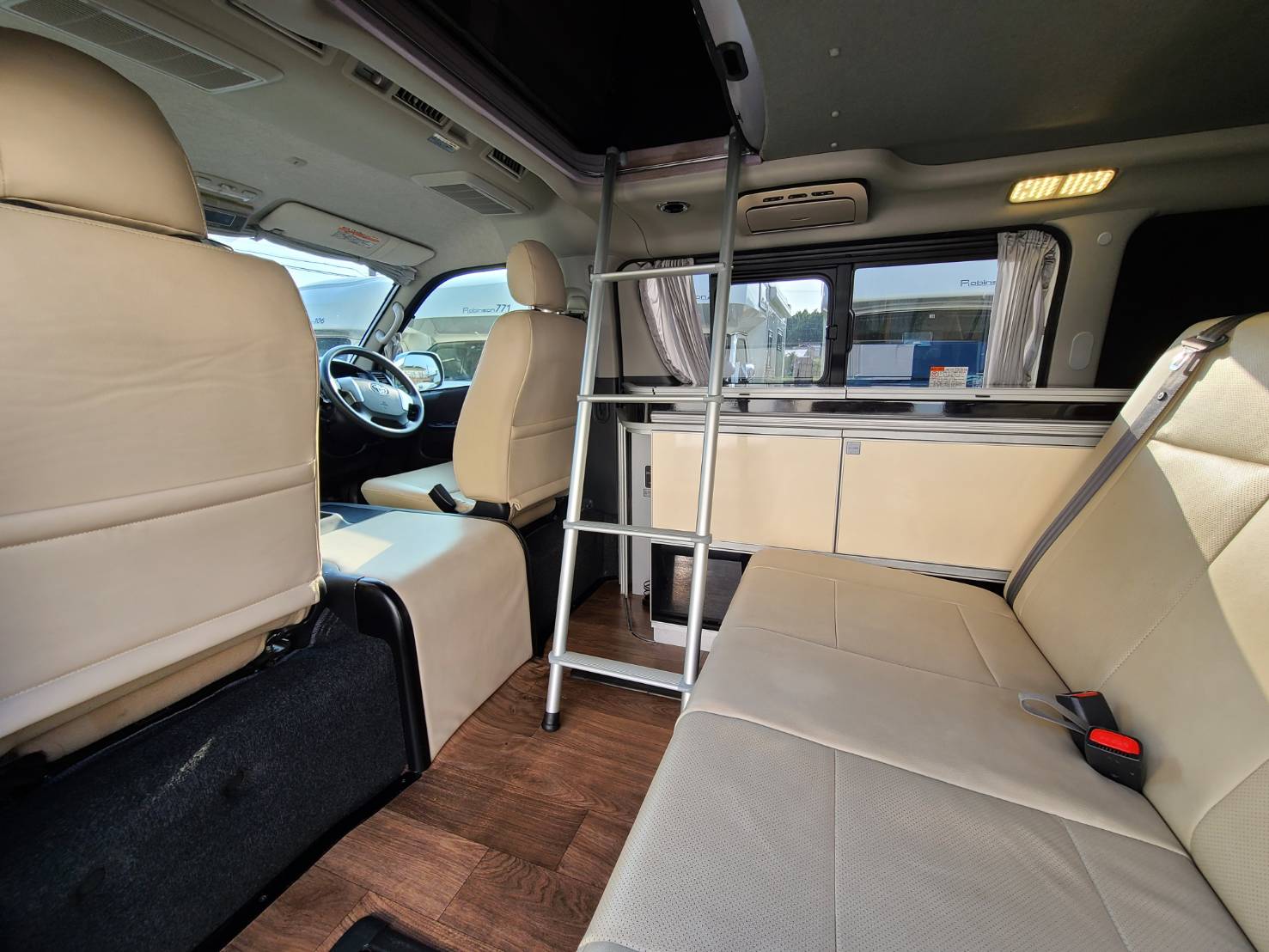 プレシャス ホワイトハウス ハイエースキャンパー 電動開閉式ポップアップ バンコン35