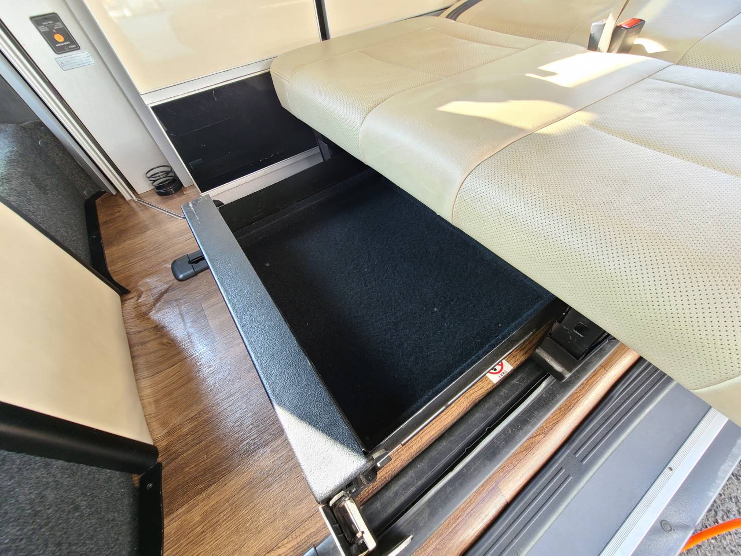 プレシャス ホワイトハウス ハイエースキャンパー 電動開閉式ポップアップ バンコン33