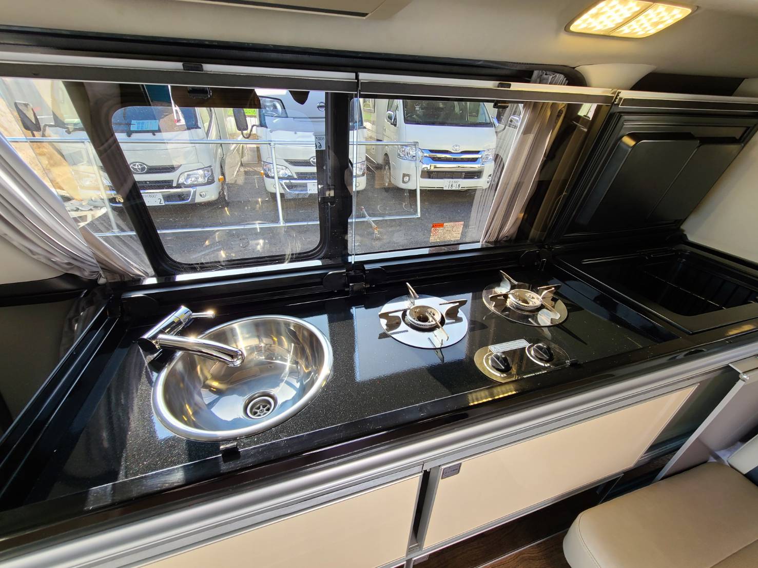 プレシャス ホワイトハウス ハイエースキャンパー 電動開閉式ポップアップ バンコン30